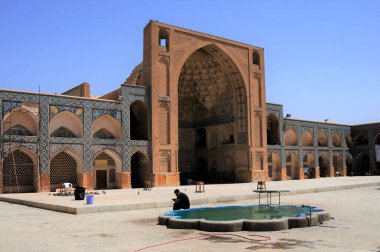  İsfahan Büyük Camii 771 yılında inşa edilmiştir. Takip eden yıllarda camiye ilave bölümler yapıldı. Cami Unesco 'nun dünya mirası listesinde..