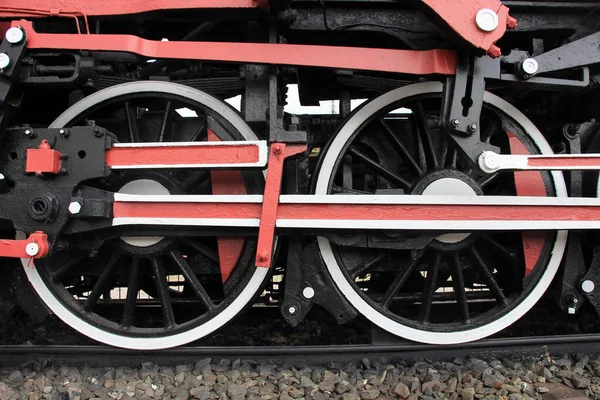 Tren Lokomotifinin Metal Tekerleklerinin Ayrıntıları Tekerlekler Siyah Beyaz Kırmızıya Boyanmış — Stok fotoğraf