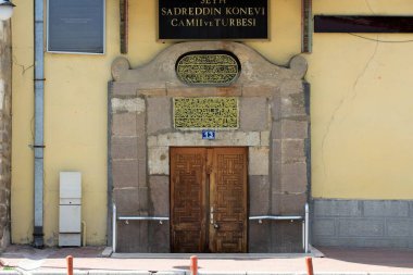 Sadreddin Konevi Camii 'nin giriş kapısı. Cami, Anadolu Seljuk döneminde inşa edilmiştir. Konya, Türkiye.