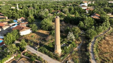 Malatya 'nın Battalgazi bölgesinin insansız hava aracı fotoğrafı. Halfedi Minaret, Anadolu Seljuk döneminde 13. yüzyılda inşa edilmiştir. Battalgazi, Malatya, Türkiye.