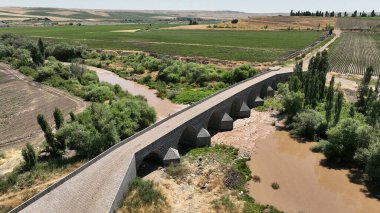 Halilviran Köprüsü Devegecidi Nehri üzerinde yer almaktadır. Köprü, Artuqid döneminde 1220 yılında inşa edilmiştir. Diyarbakır, Türkiye.