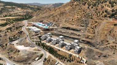 Diyarbakır Cermik bölgesindeki termal otellerin insansız hava aracı fotoğrafı. Oteller, şehir merkezinin yakınındaki dağın yamacında yer alıyor..