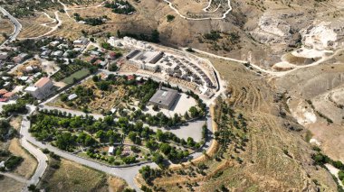 Elazig 'in Harput bölgesinin insansız hava aracı fotoğrafı. Bölgenin tarihi merkezi. Elazığ, Türkiye.