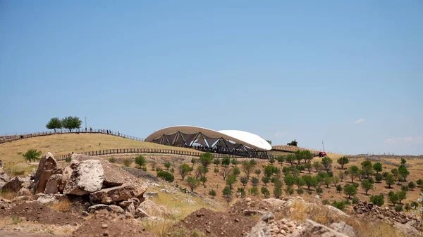 Göbeklitepe arkeolojik alanı Sanliurfa 'nın Haliliye ilçesinde yer almaktadır. Kazı alanının dış görünümü.