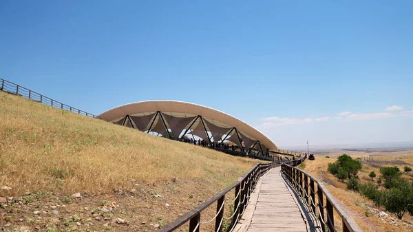 Göbeklitepe arkeolojik alanı Sanliurfa 'nın Haliliye ilçesinde yer almaktadır. Kazı alanının dış görünümü.