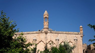 Firfirli Camii Sanliurfa 'da Vali Fuat Bey Caddesi' nde yer almaktadır. 12 Havarinin Kilisesi olarak kullanılan bina daha sonra bir camiye dönüştürüldü..