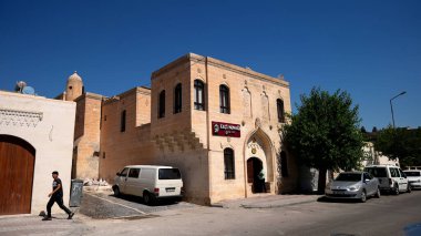 Firfirli Camii 'nin yanındaki konak şu anda bir otel olarak kullanılıyor. Elci Konağı geleneksel Sanliurfa evlerinin en güzel örneklerinden biridir..
