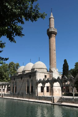 Balikli Gölü, Sanliurfa Kalesi 'nin önünde yer almaktadır. Gölün kutsal bir yer olduğu inancı yaygındır..