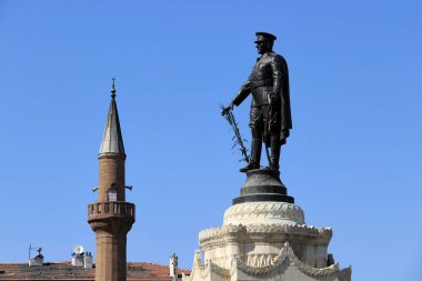 Konya 'daki Atatürk Heykeli (Heykeltıraş Heinrich Krippel). Konya Belediyesi tarafından 1926 yılında inşa edilmiştir. Atatürk heykeli ve minare. Konya, Türkiye.