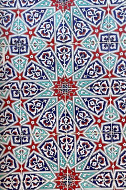 Geleneksel Türk bina dekorasyon motifleri. Fayans duvarının ayrıntıları. Geometrik süsleme motifleri. Konya, Türkiye.