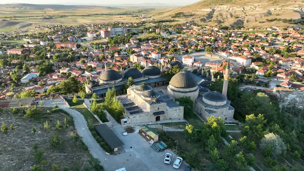Seyyid Battal Gazi Kompleksi 'nin insansız hava aracı ile çekilmiş bir fotoğrafı. Sosyal komplekste camiler, mezarlar, medreseler ve sadaka evleri gibi yapılar var. Seyitgazi, Eskisehir, Türkiye.