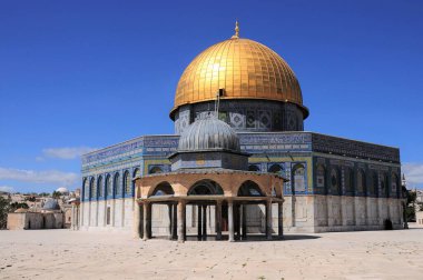 Eski Kentin Kubbesi 'ndeki Mescid-i Aksa. Mescid Aksa Camii 'nin avlusunda birçok tarihi bina vardır..