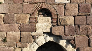 Ankara Şatosu BC. 5. yüzyılda inşa edilmiş. Kale duvarlarından bir manzara. Türk döneminden bir onarım yazısı.