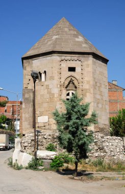 Halifet Gazi 'nin mezarı Amasya' dadır. Mezar 13. yüzyılda Danisment Prensliği döneminde inşa edildi..