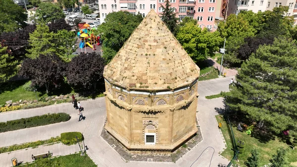 Hudavent Hatun Mozolesi 14. yüzyılda inşa edildi. Hudavent Hatun, 4. Rukneddin Kilicarslan 'ın kızı..