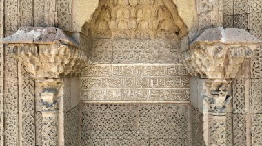 Hudavent Hatun Mozolesi 14. yüzyılda inşa edildi. Hudavent Hatun, 4. Rukneddin Kilicarslan 'ın kızıdır. İnşaat ve onarım yazıları. Nigde, Türkiye.