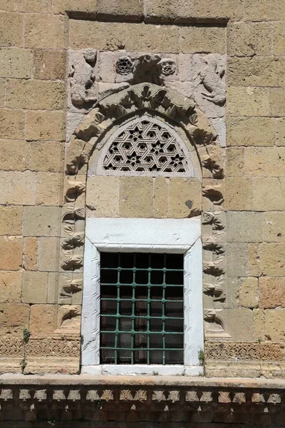 Hudavent Hatun Mozolesi 14. yüzyılda inşa edildi. Hudavent Hatun, 4. Rukneddin Kilicarslan 'ın kızıdır. Duvar ve pencere dekorasyonları.