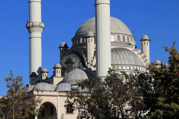 Haci Veyiszade Camii 1986-1996 yılları arasında Cumhuriyet döneminde inşa edilmiştir. Cami 'nin dış görünüşü. Konya, Türkiye.