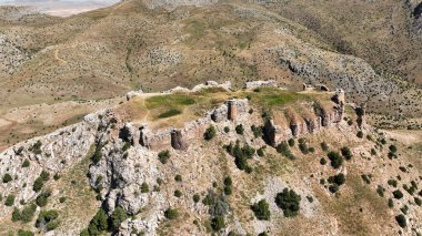Melikgazi Kalesi, Kayseri 'nin Pinarbasi ilçesinde yer almaktadır. Kalenin diğer adı Zamanti. Şato Bizans döneminde inşa edildi. Pinarbasi, Kayseri, Türkiye.