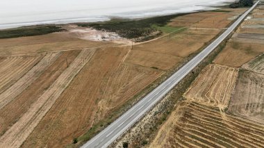 Palas Salt Lake, Kayseri 'nin Bunyan ve Sarioglan ilçeleri arasında yer alan bir şehirdir. Göl ve çevresindeki tarlaların insansız hava aracı ile çekilmiş bir fotoğrafı. Kayseri, Türkiye.