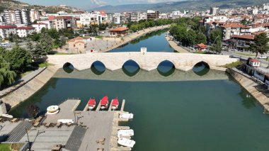 Hidirlik Köprüsü 1250 yılında Anadolu Seljuk döneminde inşa edilmiştir. Tokat şehir merkezinin ve köprünün insansız hava aracıyla çekilmiş bir fotoğrafı. Tokat, Türkiye.