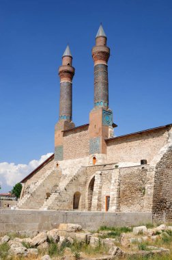 Double Minaret Madrasah, 1271 Ilhanli döneminde inşa edilmiştir. Minarelerdeki fayanslar fevkalade. Sivas, Türkiye.