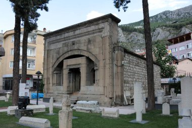 Sultan Mesut 'un mezarı 12. yüzyılda Anadolu Seljuk döneminde inşa edilmiştir. Mezarın ön tarafından bir manzara. Amasya, Türkiye.