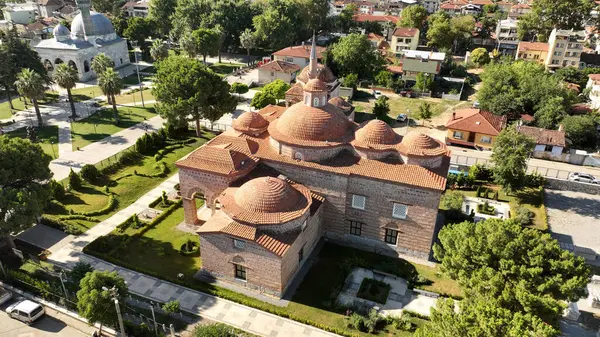 Nilufer Hatun Imaret 1388 yılında Osmanlı döneminde inşa edilmiştir. Bina şu anda Iznik Müzesi olarak kullanılmaktadır. Müzenin insansız hava aracıyla çekilmiş bir fotoğrafı. Iznik, Bursa, Türkiye. 