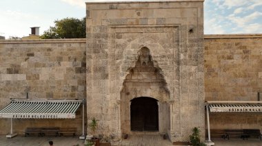 Egirdir ilçesindeki Dundar Bey Madrasa Seljuk döneminde inşa edilmiştir. Medresenin kapısında taş motifler var. Egirdir, Isparta, Türkiye.