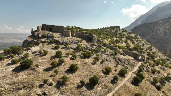 Uluborlu Şatosu BC. 4. yüzyılda inşa edilmiş. Kalenin bazı duvarları günümüze kadar sağlam kalmış. Isparta, Türkiye.
