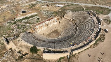 Hierapolis Antik Şehir, Phrygian dönemine ait bir şehirdir. Antik şehirdeki amfitiyatro binasının insansız hava aracı fotoğrafı. Denizli, Türkiye.