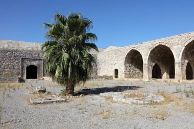 Kirkgoz Han Caravanserai Antalya Burdur yolunda yer almaktadır. Kervan 13. yüzyılda Anadolu Seljuk döneminde inşa edilmiştir. Antalya, Türkiye.