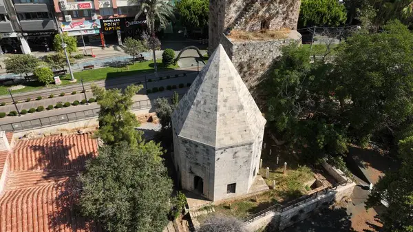 Antalya Mevlevihane Müzesi 2018 yılında açıldı. Müzenin insansız hava aracıyla çekilmiş bir fotoğrafı. Zincirkiran Mehmet Bey Mezarı.