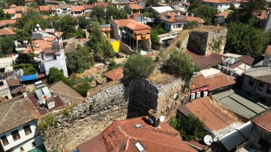 Antalya Kalesi 'nin duvarları ve kaleleri. Antalya Kalesi, Anadolu Seljuk döneminde inşa edilmiştir. Antalya, Türkiye.