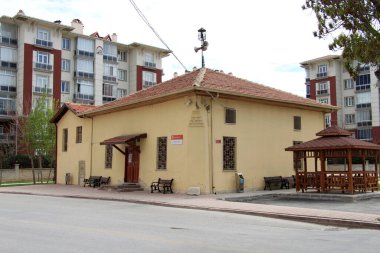 Sarnic Camii Sedirler Caddesi 'nde yer almaktadır. Cami cumhuriyetin ilk döneminde inşa edildi. Konya, Türkiye.