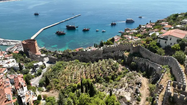 Alanya dış kale duvarları Anadolu Seljuk döneminde inşa edilmiştir. Duvarların bir kısmı Akdeniz kıyısında yer alıyor. Alanya, Antalya, Türkiye.