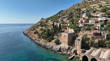Alanya dış kale duvarları Anadolu Seljuk döneminde inşa edilmiştir. Duvarların bir kısmı Akdeniz kıyısında yer alıyor. Alanya, Antalya, Türkiye.