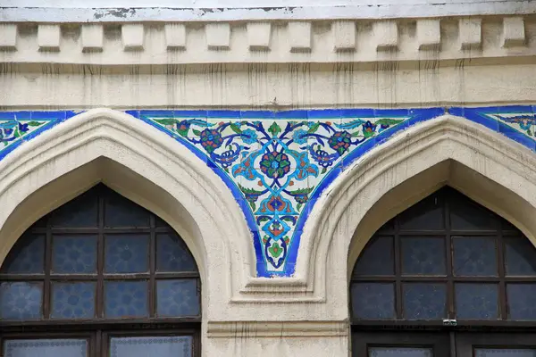 Konya Arsi Postanesi 1926 yılında inşa edildi. Binanın önündeki fayans süslemelerinin bir örneği. Konya, Türkiye.