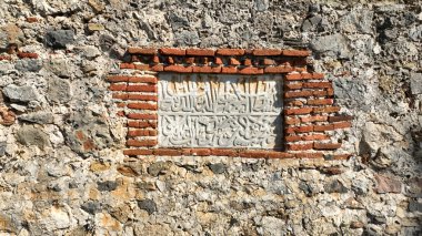 Alanya iç kale duvarları Anadolu Seljuk döneminde inşa edildi. Duvarların bir kısmı Akdeniz kıyısında yer alıyor. Şatonun inşaat yazıtları..