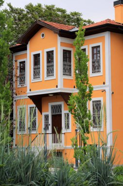 Kemaliye Caddesi 'ndeki geleneksel Konya evleri. Cumhuriyetçi dönemin ilk yıllarına ait koyu pencereli evler.