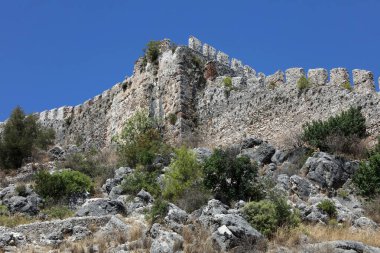 Alanya iç kale duvarları Anadolu Seljuk döneminde inşa edildi. Duvarların bir kısmı Akdeniz kıyısında yer alıyor. Alanya, Antalya, Türkiye.