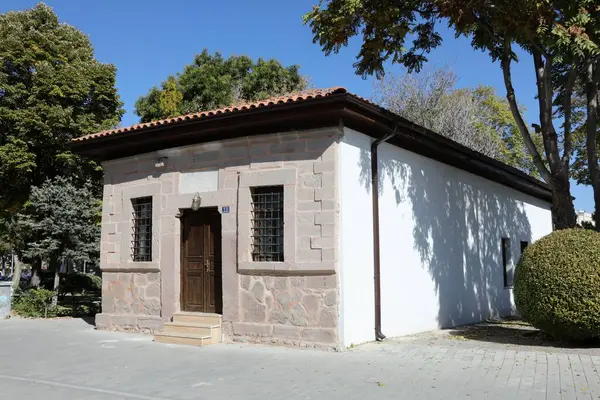 Süt Locası Seljuk döneminde inşa edilmiştir. Sultan II mezarda. Keykavus 'un annesi ve kızı Hond Fatma Hatun' un mezarı var..