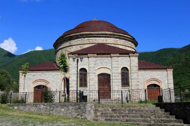 Yuvarlak Kilise, Sheki Kalesi 'nin yakınında. Kilise binası şu anda Uygulamalı Halk Sanatları Müzesi olarak kullanılmaktadır. Sheki, Azerbaycan.