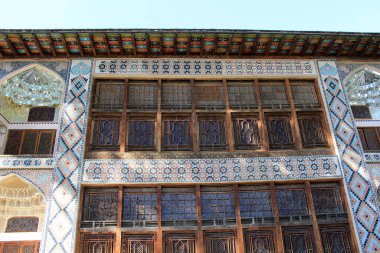 Sheki Khan Sarayı 18. yüzyılda inşa edildi. Sarayın dış görünüşü. Duvarlardaki dekoratif motifler çarpıcı. Saki, Azerbaycan.