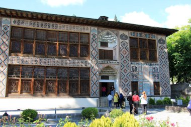 Sheki Khan Sarayı 18. yüzyılda inşa edildi. Sarayın dış görünüşü. Duvarlardaki dekoratif motifler çarpıcı. Saki, Azerbaycan.