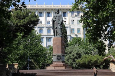 Bakü şehir merkezindeki bir parkta Nizami Ganjavi heykeli. Şair ve filozof Nizami Ganjavi 12. yüzyılda yaşadı..