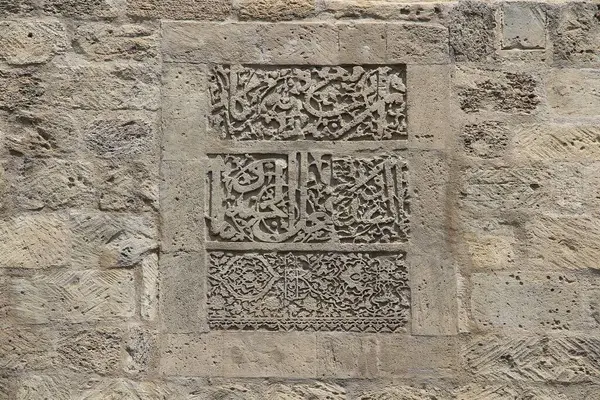 Gosha Kalesi Kapısı, İç Şehir 'in kapılarından biridir. Kale kapısının iç manzarası. Kale kapısının yazısını onar. Bakü, Azerbaycan.