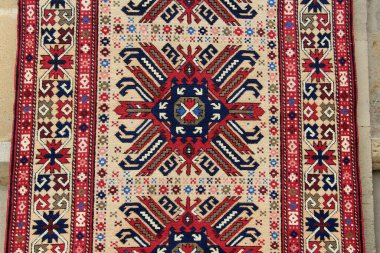 Dokuma halıların desenleri ve renkleri. Azerbaycan halısı ve halı sanatının geleneksel motifleri. Bakü, Azerbaycan.