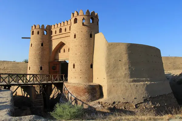 Tarihi şehir Otrar, Moğol hükümdarı Cengiz Han tarafından yok edildi. Otrar Kalesi 'nin duvarları ve giriş kapısı. Türkistan, Kazakistan.