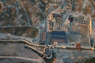 Tarihi şehir Otrar, Moğol hükümdarı Cengiz Han tarafından yok edildi. Otrar Kalesi 'nin duvarları ve giriş kapısı. Şehrin harabelerinin insansız hava aracı ile çekilmiş bir fotoğrafı..